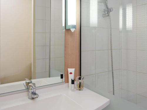 Standard Room with One Double Bed and One Single Bed (for one kid up to 12 year old) del hotel Ibis Roanne. Foto 2