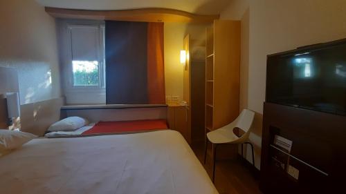 Standard Room with One Double Bed and One Single Bed (for one kid up to 12 year old) del hotel Ibis Roanne. Foto 3