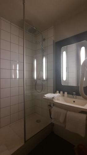 Standard Room with One Double Bed and One Single Bed (for one kid up to 12 year old) del hotel Ibis Roanne. Foto 4