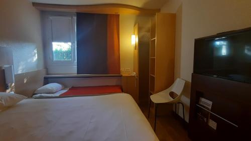 Standard Room with One Double Bed and One Single Bed (for one kid up to 12 year old) del hotel Ibis Roanne. Foto 5