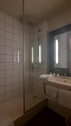 Habitación Doble Estándar - 2 camas del hotel Ibis Roanne. Foto 5