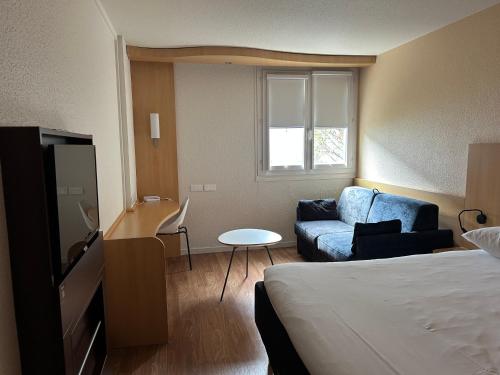 Standard Room with One Double Bed and One Double Sofa bed del hotel Ibis Roanne