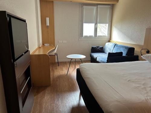 Standard Room with One Double Bed and One Double Sofa bed del hotel Ibis Roanne. Foto 2