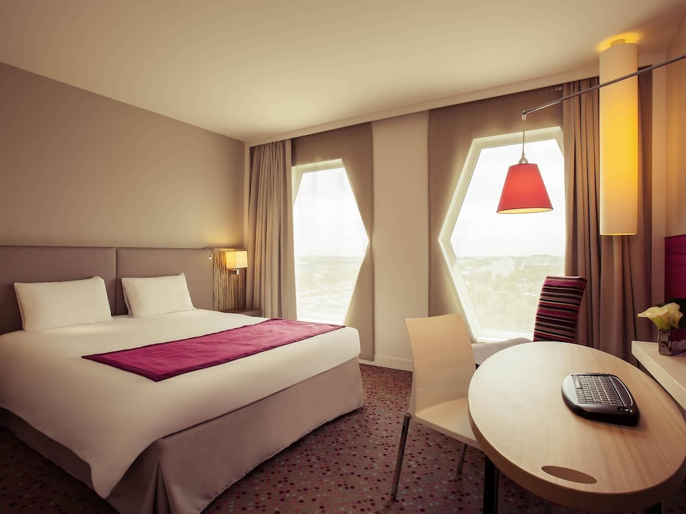 Habitación de categoría superior con una cama doble del hotel Mercure Paris Orly Rungis Aéroport. Foto 4