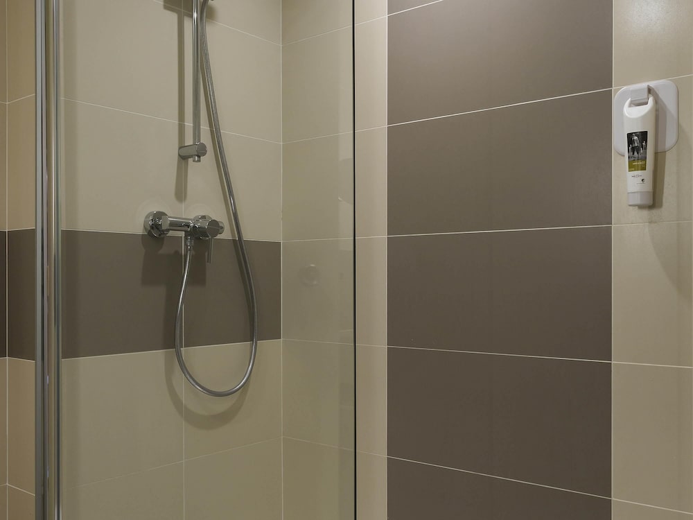 Habitación de categoría superior con una cama doble del hotel Mercure Paris Orly Rungis Aéroport. Foto 5