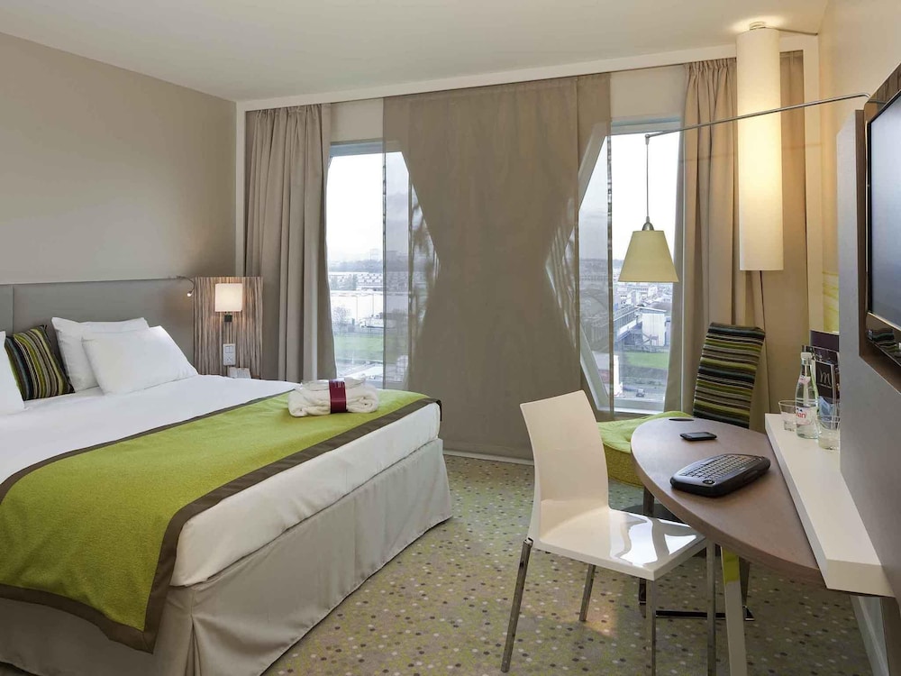 Habitación de categoría superior con una cama doble del hotel Mercure Paris Orly Rungis Aéroport. Foto 8