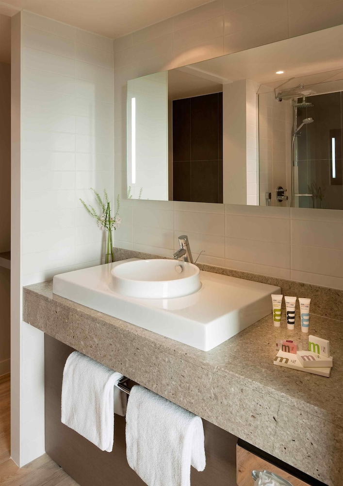 Habitación de categoría superior con una cama doble del hotel Mercure Paris Orly Rungis Aéroport. Foto 10