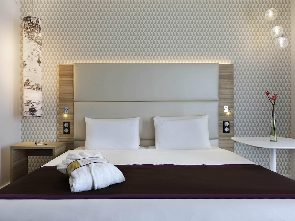 Habitación Privilege con cama doble y sofá cama individual del hotel Mercure Paris Orly Rungis Aéroport