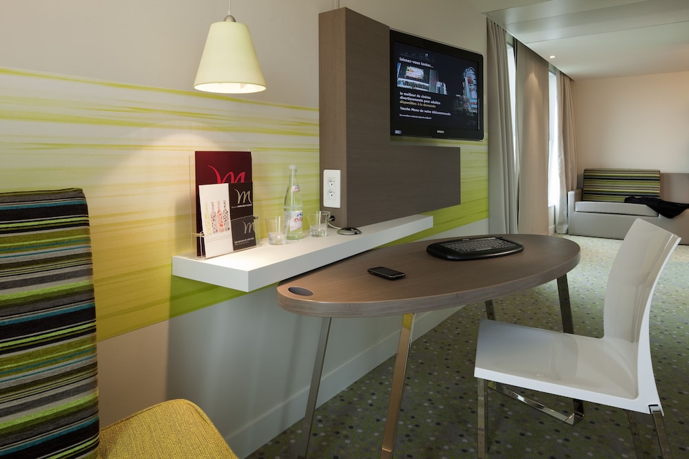 Habitación Privilege con cama doble y sofá cama individual del hotel Mercure Paris Orly Rungis Aéroport. Foto 1