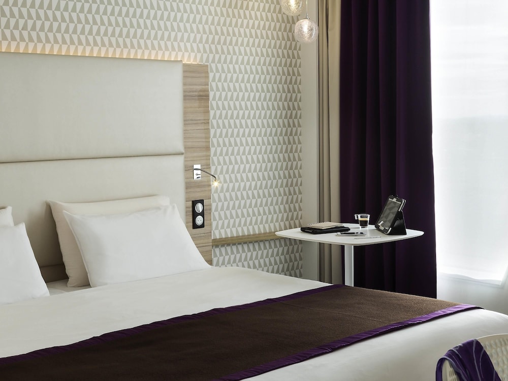 Habitación Privilege con cama doble y sofá cama individual del hotel Mercure Paris Orly Rungis Aéroport. Foto 7