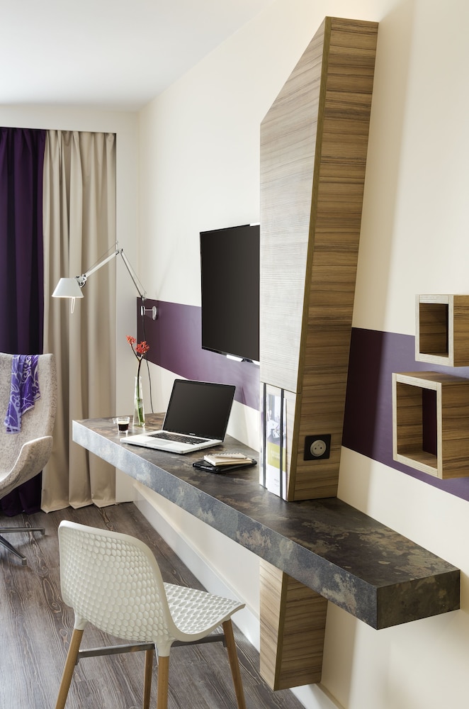 Habitación Privilege con cama doble y sofá cama individual del hotel Mercure Paris Orly Rungis Aéroport. Foto 10