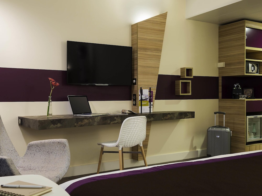 Suite con una cama doble y un sofá cama individual del hotel Mercure Paris Orly Rungis Aéroport. Foto 4