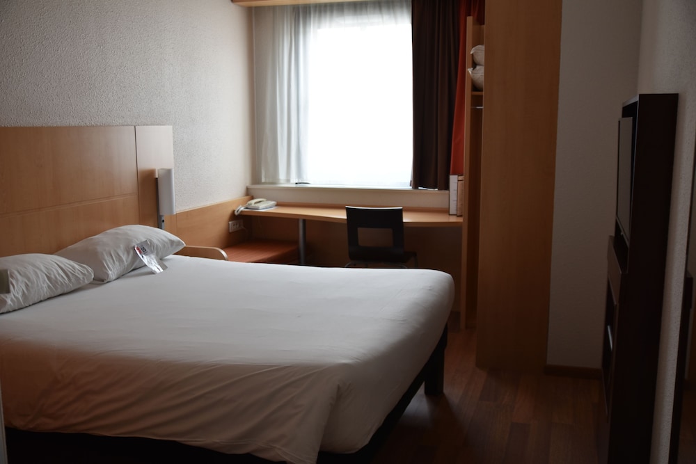 Habitación Estándar con 1 cama doble del hotel Ibis Rochefort. Foto 3