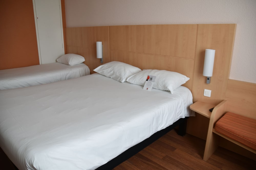 Habitación Estándar con 1 cama doble del hotel Ibis Rochefort. Foto 4