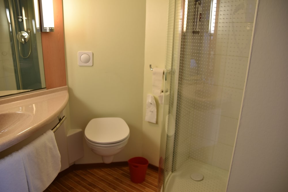 Habitación Estándar con 1 cama doble del hotel Ibis Rochefort. Foto 16