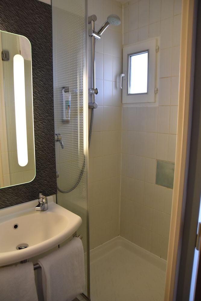 Habitación Estándar con 1 cama doble del hotel Ibis Rochefort. Foto 17