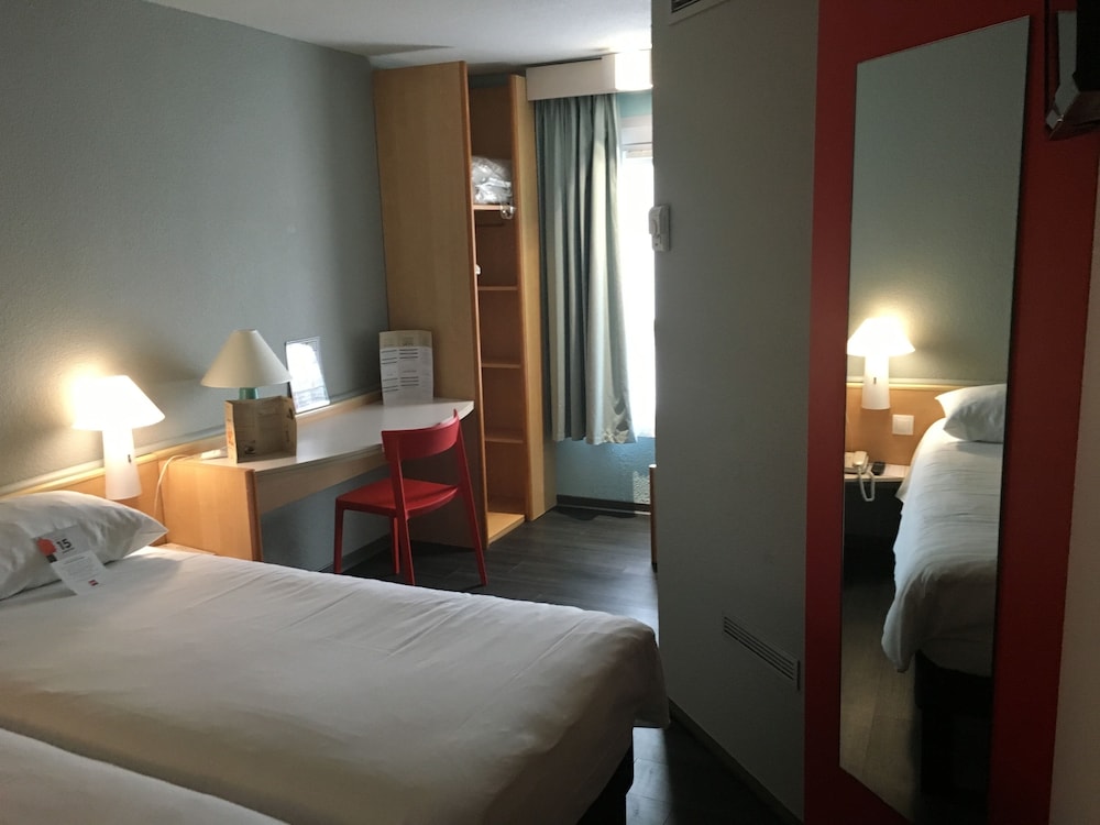 Habitación estándar con dos camas individuales del hotel Ibis Rochefort. Foto 1