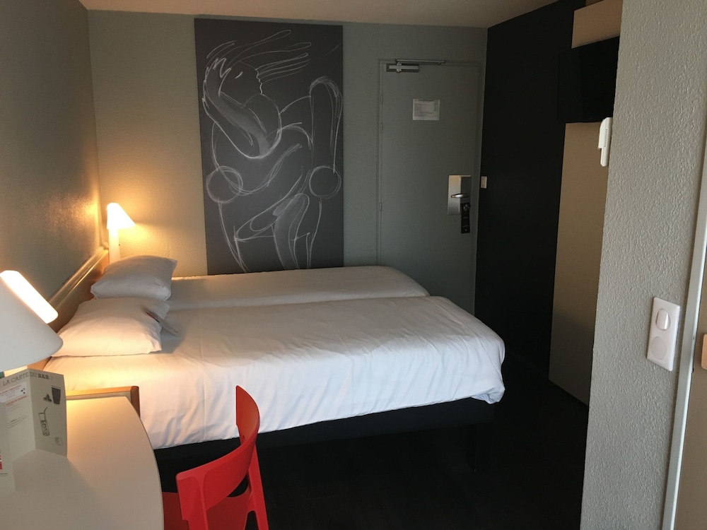 Habitación estándar con dos camas individuales del hotel Ibis Rochefort. Foto 2