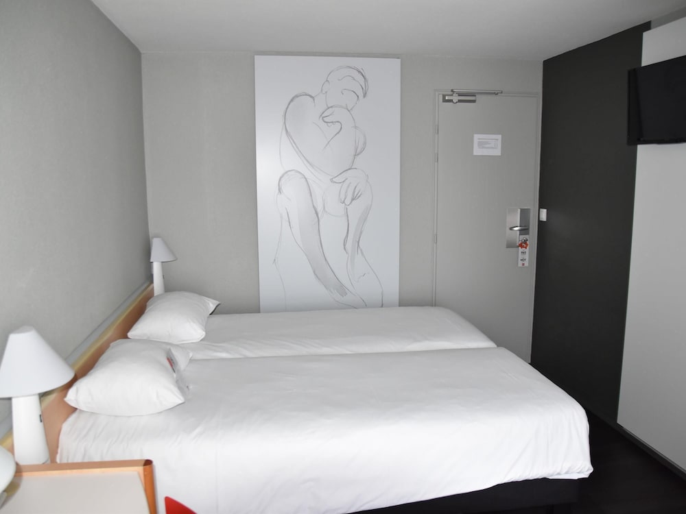 Habitación estándar con dos camas individuales del hotel Ibis Rochefort. Foto 5
