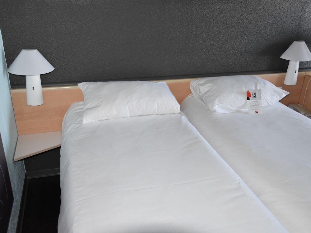 Habitación estándar con dos camas individuales del hotel Ibis Rochefort. Foto 6