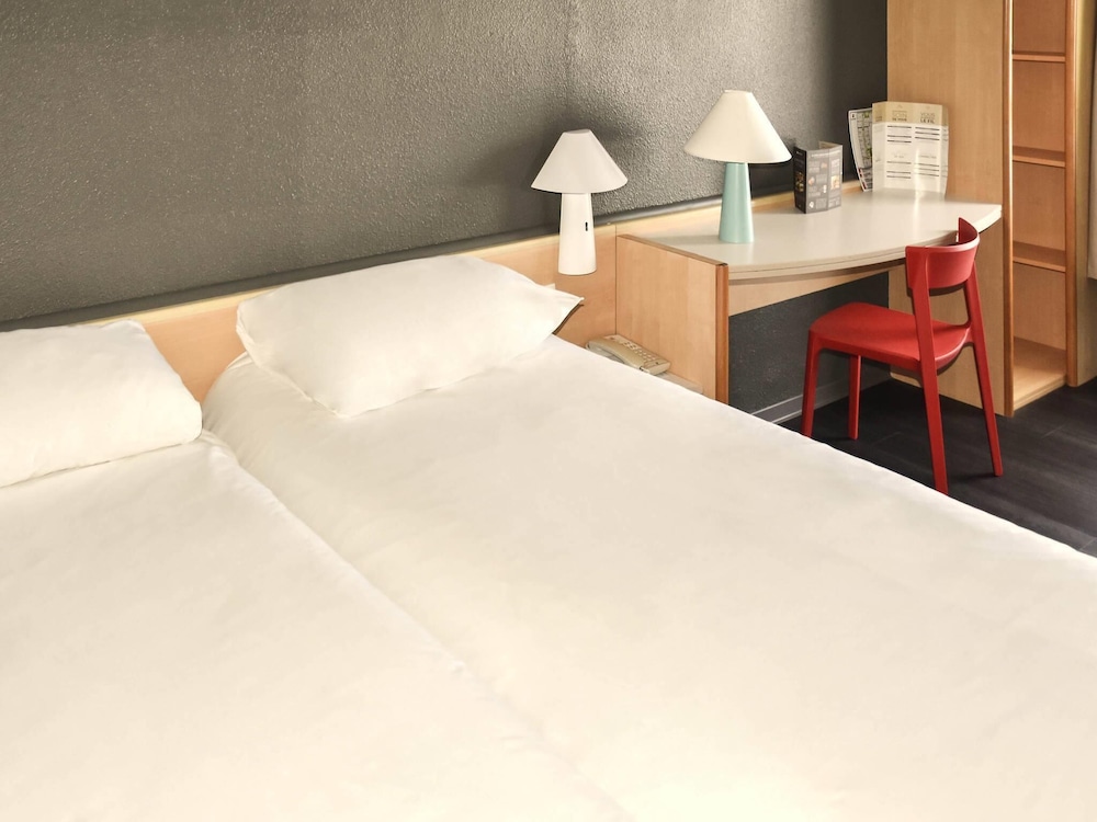Habitación estándar con dos camas individuales del hotel Ibis Rochefort. Foto 7