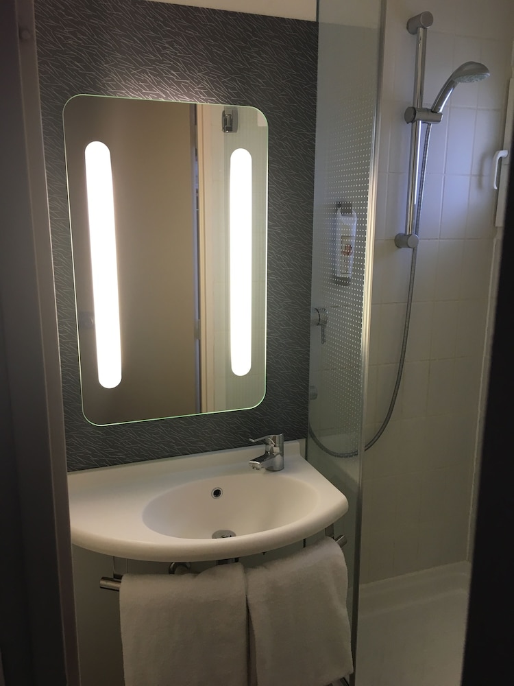 Habitación estándar con dos camas individuales del hotel Ibis Rochefort. Foto 8