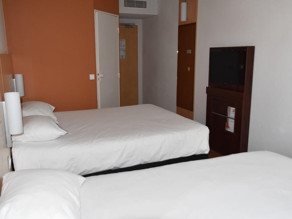 Habitación estándar con una cama doble y una cama individual del hotel Ibis Rochefort
