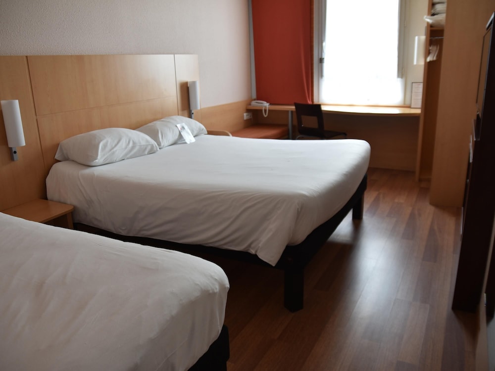 Habitación estándar con una cama doble y una cama individual del hotel Ibis Rochefort. Foto 1