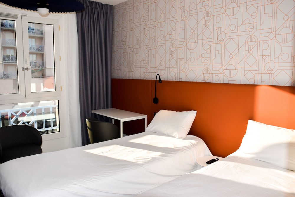 Habitación estándar con dos camas individuales del hotel Ibis Rodez Centre Cathedrale. Foto 1