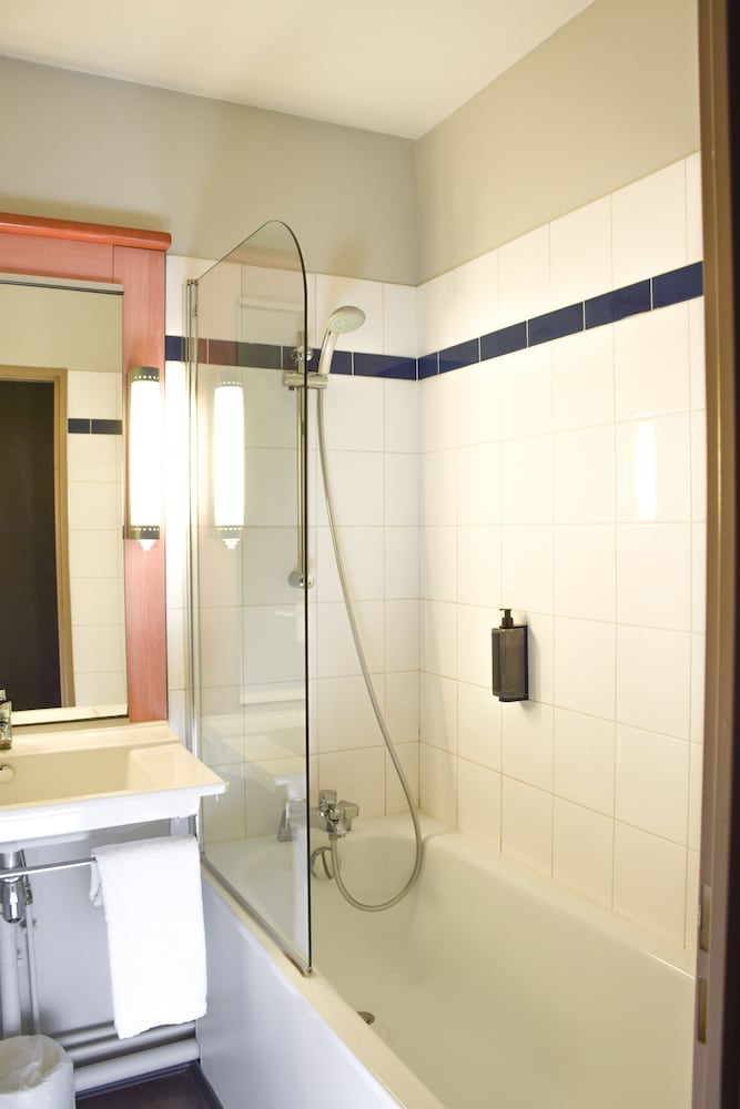 Habitación estándar con dos camas individuales del hotel Ibis Rodez Centre Cathedrale. Foto 14