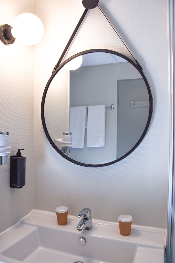 Habitación estándar con dos camas individuales del hotel Ibis Rodez Centre Cathedrale. Foto 15