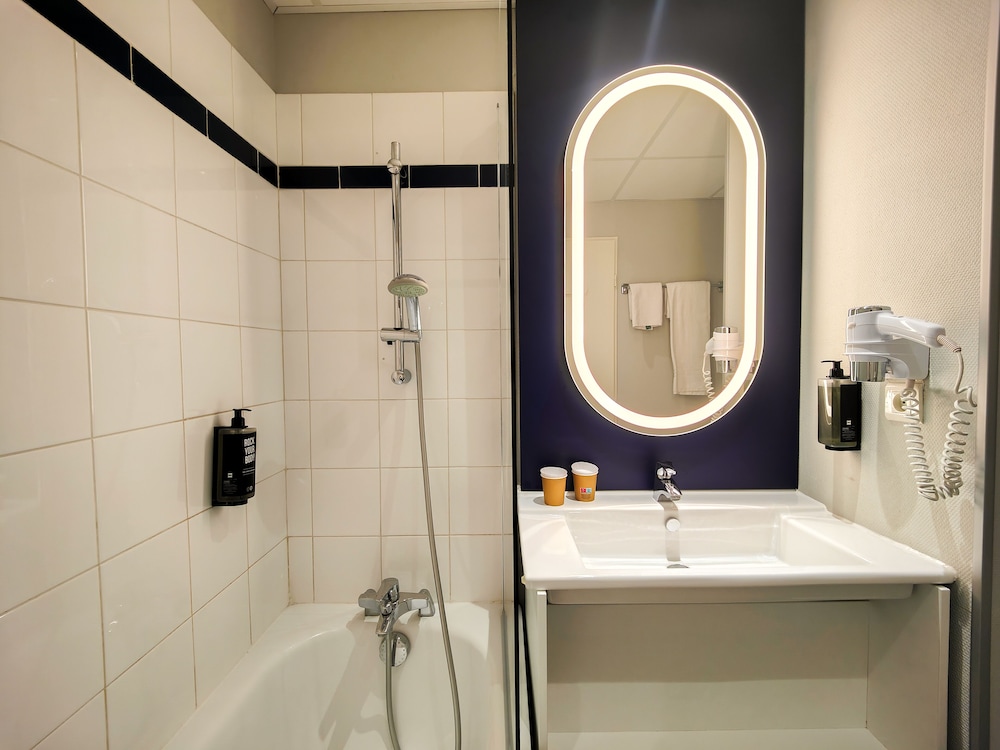 Habitación estándar con dos camas individuales del hotel Ibis Rodez Centre Cathedrale. Foto 17