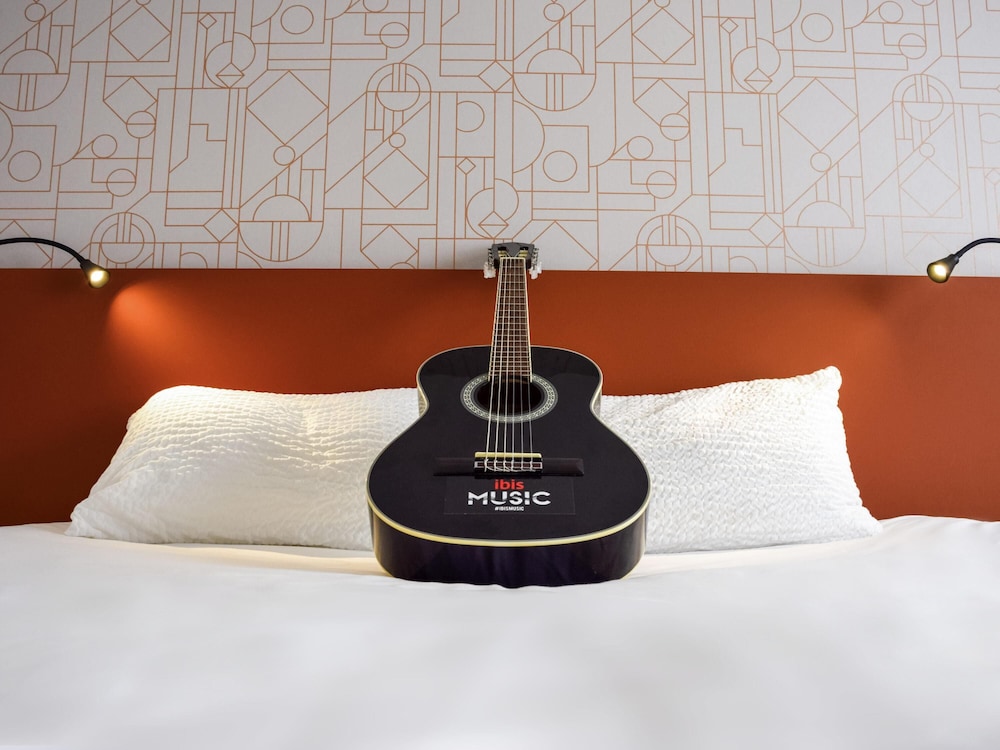Habitación estándar con una cama doble y una individual del hotel Ibis Rodez Centre Cathedrale