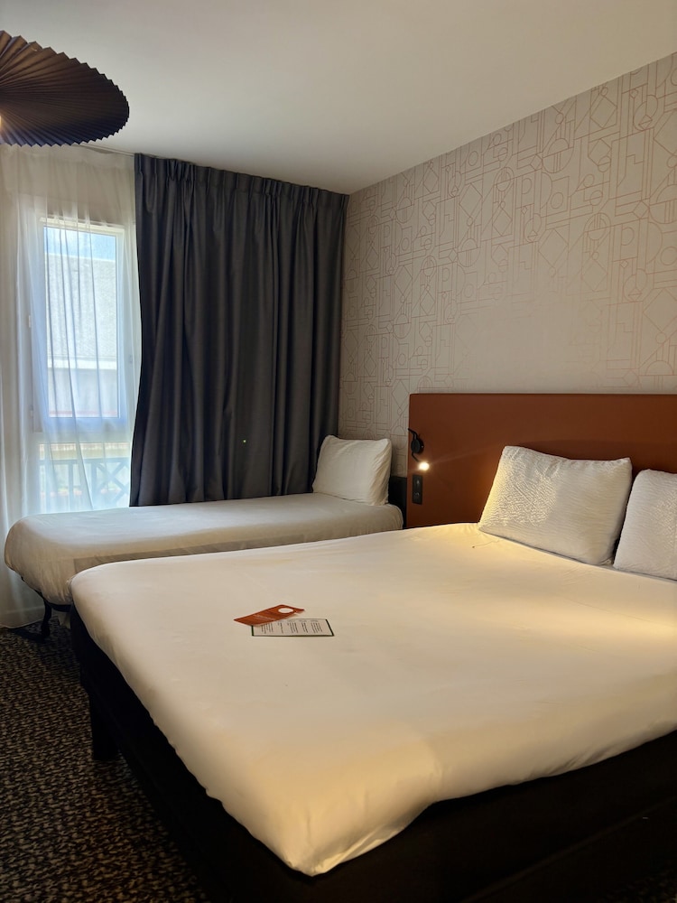 Habitación estándar con una cama doble y una individual del hotel Ibis Rodez Centre Cathedrale. Foto 4