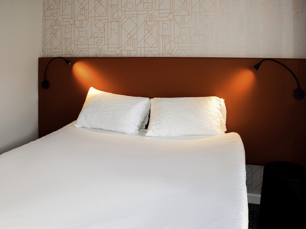 Habitación estándar con una cama doble y una individual del hotel Ibis Rodez Centre Cathedrale. Foto 6