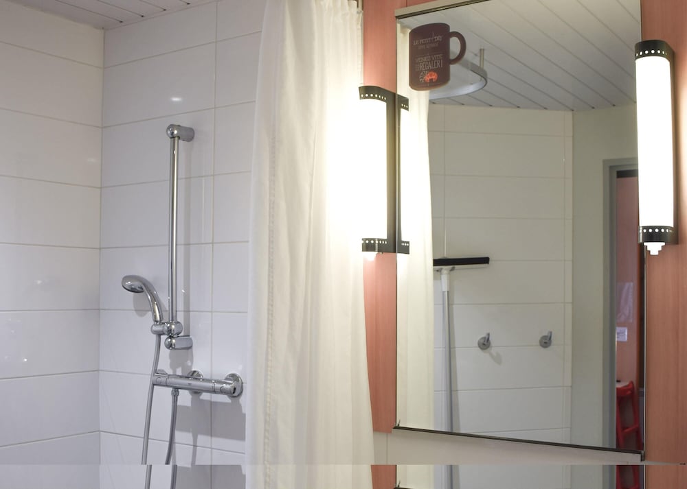 Habitación estándar para personas con movilidad reducida del hotel Ibis Rodez Centre Cathedrale. Foto 2