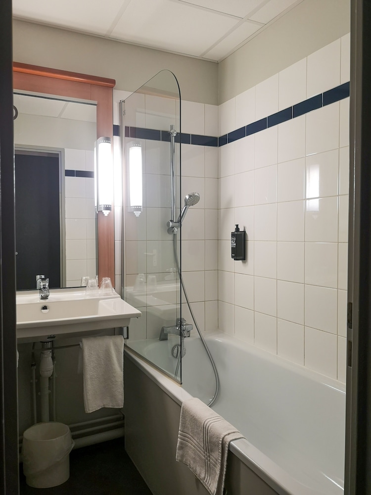 Habitación estándar para personas con movilidad reducida del hotel Ibis Rodez Centre Cathedrale. Foto 5