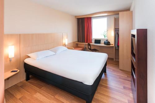 Habitación Doble Estándar del hotel Ibis Sisteron. Foto 4