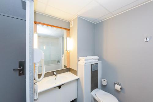 Habitación Estándar con 1 cama doble y 2 camas individuales del hotel Ibis Sisteron. Foto 1