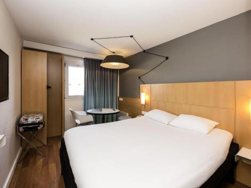 Habitación Doble Estándar del hotel Ibis Sisteron. Foto 3