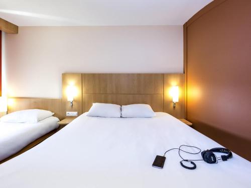 Habitación Triple Estándar del hotel Ibis Sisteron. Foto 1