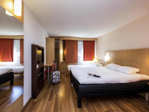 Habitación Triple Estándar del hotel Ibis Sisteron. Foto 2
