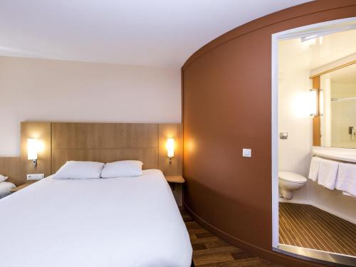 Habitación Triple Estándar del hotel Ibis Sisteron. Foto 3