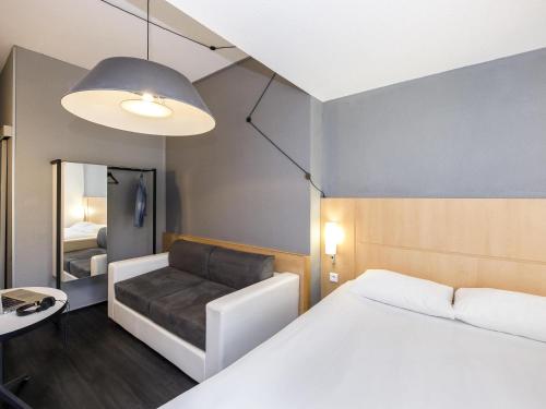 Habitación Estándar con 1 cama doble y 2 camas individuales del hotel Ibis Sisteron. Foto 1
