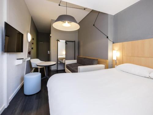 Habitación Estándar con 1 cama doble y 2 camas individuales del hotel Ibis Sisteron. Foto 2