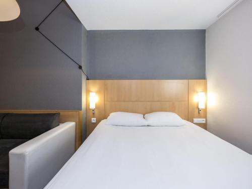 Habitación Estándar con 1 cama doble y 2 camas individuales del hotel Ibis Sisteron. Foto 3