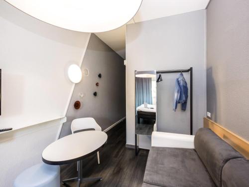 Habitación Estándar con 1 cama doble y 2 camas individuales del hotel Ibis Sisteron. Foto 4