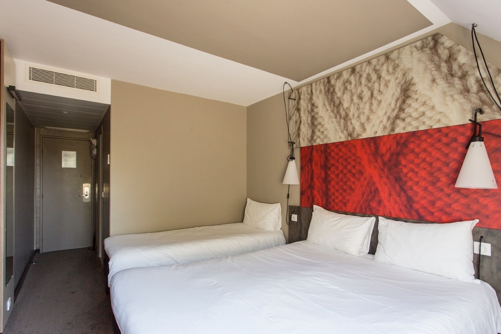 Habitación con 1 cama doble + 1 cama supletoria equipada con la nueva ropa de cama del hotel IBIS SENLIS. Foto 1