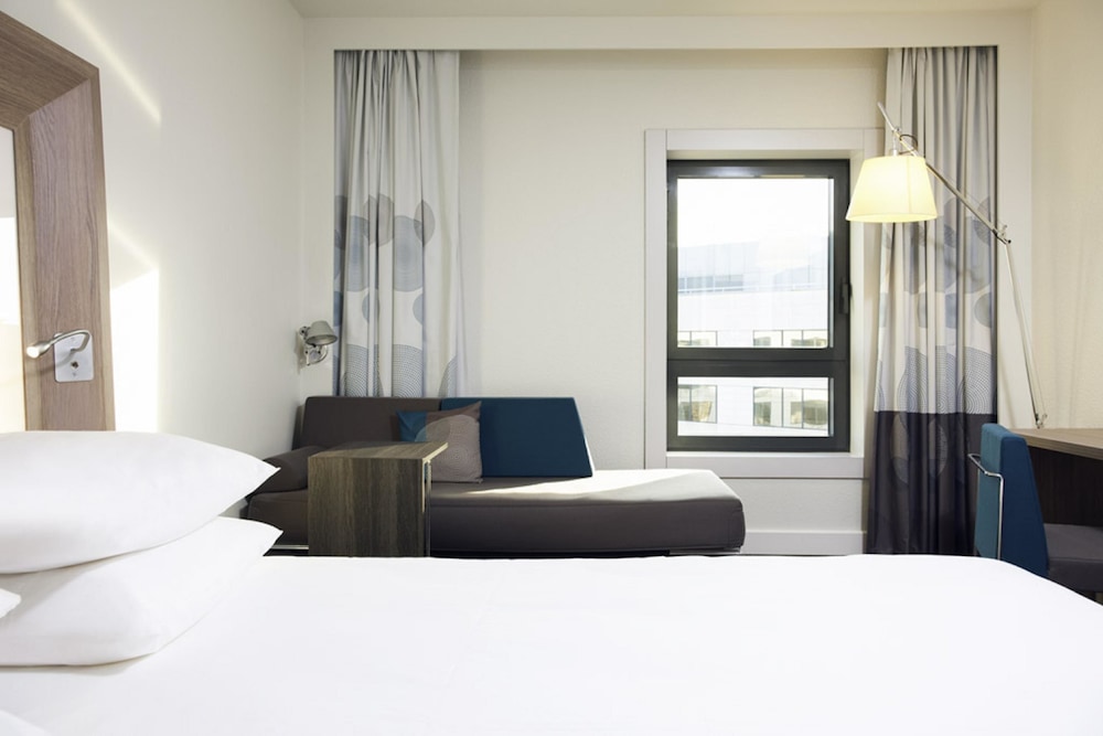 Habitación familiar Classic con una cama doble y un sofá cama doble del hotel Novotel Paris Rueil Malmaison. Foto 1