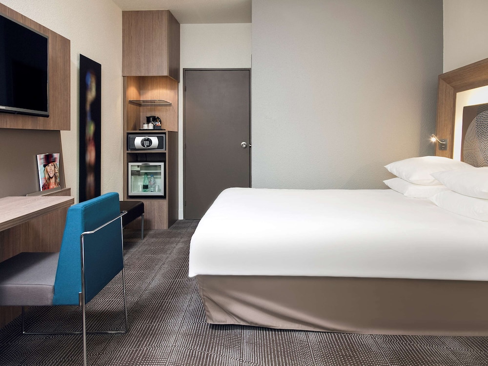 Habitación familiar Classic con una cama doble y un sofá cama doble del hotel Novotel Paris Rueil Malmaison. Foto 2